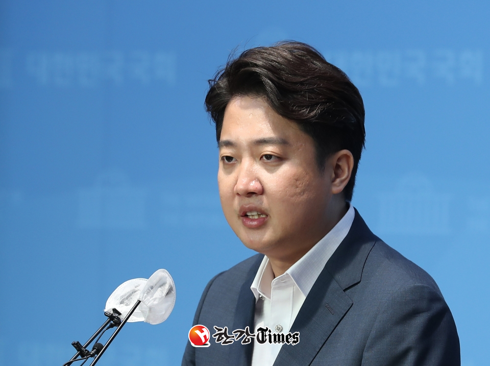 이준석 국민의힘 대표가 13일 오후 서울 여의도 국회 소통관에서 기자회견을 열고 발언하고 있다. (사진=뉴시스)