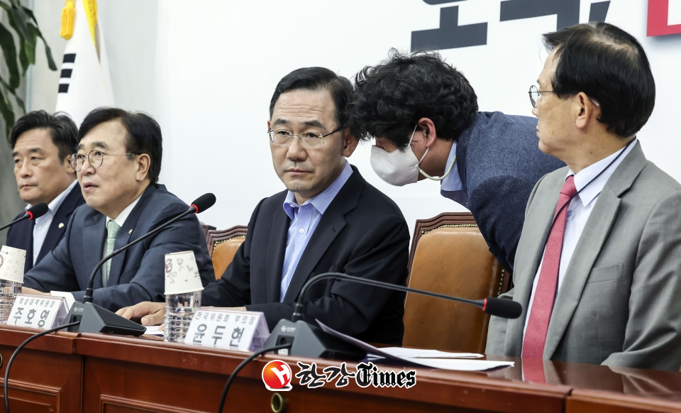 주호영 국민의힘 비상대책위원장이 16일 오후 서울 여의도 국회에서 열린 제5차 상임전국위원회에 참석해 당 관계자와 대화하고 있다. (사진=뉴시스)