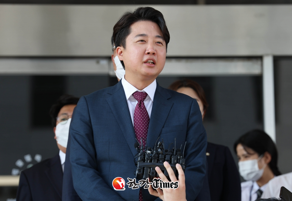 이준석 국민의힘 전 대표가 17일 오후 서울남부지법에서 당 비상대책위원회 효력을 정지해달라며 낸 가처분 신청 사건의 심문을 마친 뒤 취재진의 질문에 답변하고 있다. (사진=뉴시스)