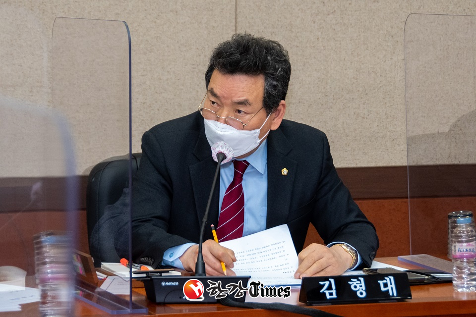 김형대 의장이 강남구의회 임시회 상임위원회 회의에서 의견을 밝히고 있다.