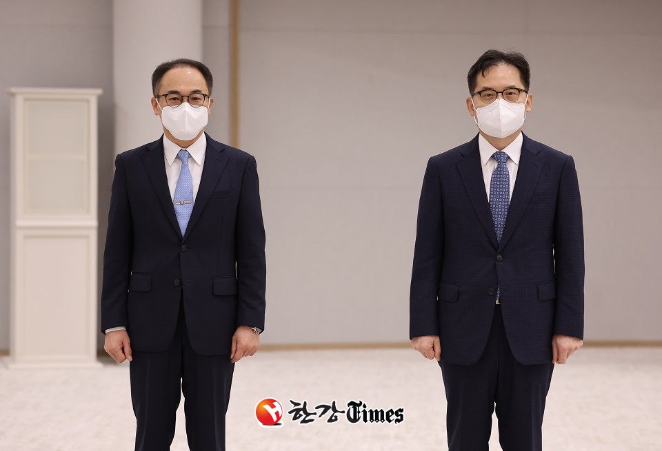 이원석(왼쪽) 검찰총장과 한기정 공정거래위원장이 16일 오전 서울 용산 대통령실에서 임명장 수여식을 기다리고 있다. (사진=뉴시스)
