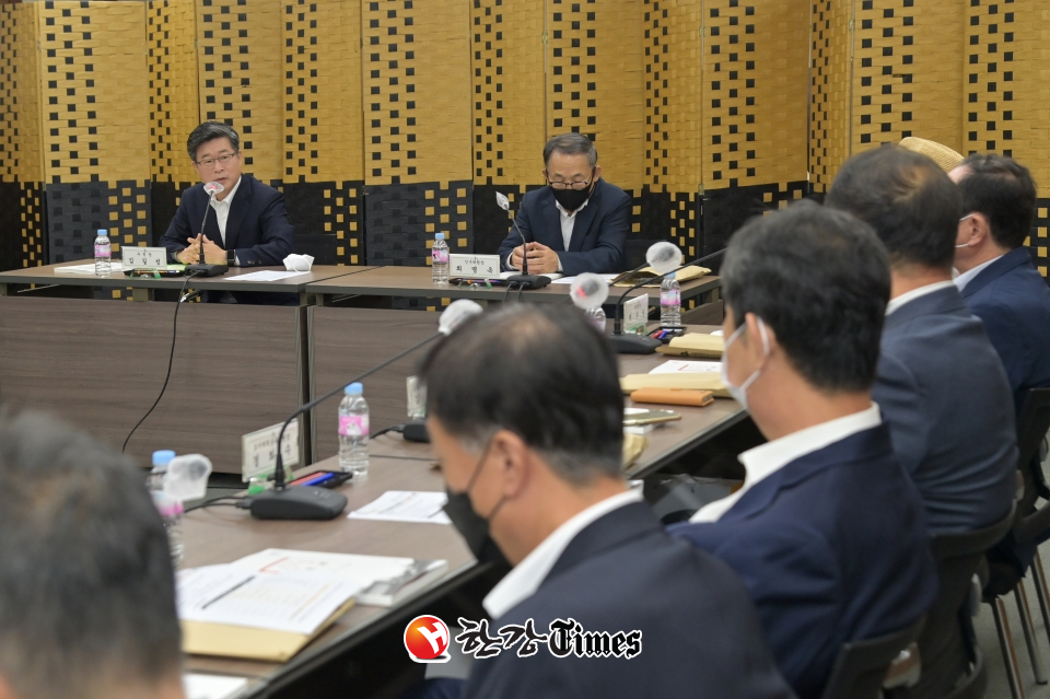 김길성 중구청장이 인수위원회 위원들과 구정 방향에 대해 논의하고 있는 모습