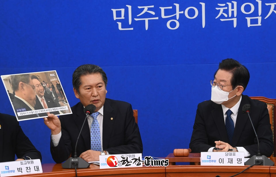정청래 더불어민주당 최고위원이 23일 서울 여의도 국회에서 열린 최고위원회의에서 윤석열 대통령 발언과 관련한 발언을 하고 있다. 오른쪽은 이재명 더불어민주당 대표.