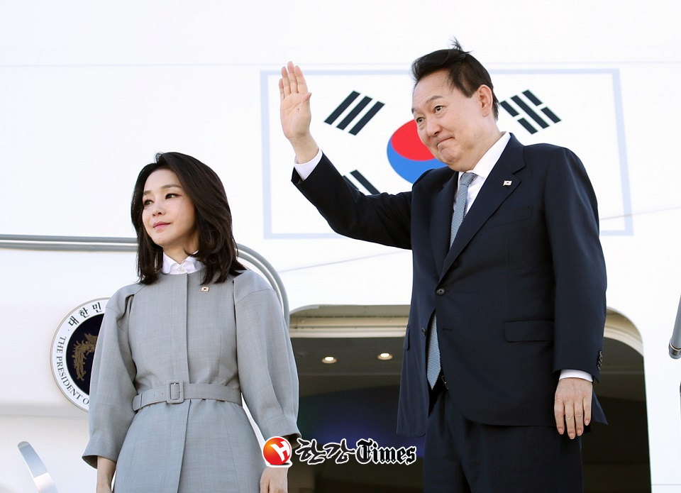 영국·미국·캐나다 순방을 마친 윤석열 대통령과 부인 김건희 여사가 23일(현지시간) 오타와 국제공항에서 공군 1호기 탑승 전 손 흔들어 인사하고 있다. (사진=뉴시스)