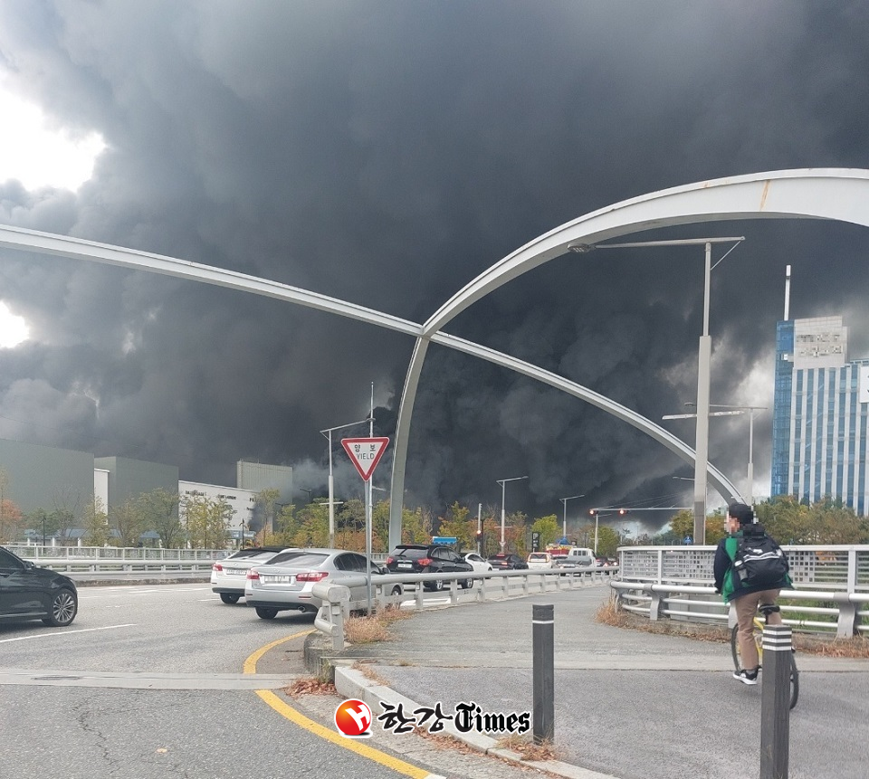 26일 오전 7시 45분께 대전 유성구 용산동의 한 대형 아울렛 매장에서 불이 났다.(사진=독자 제공)