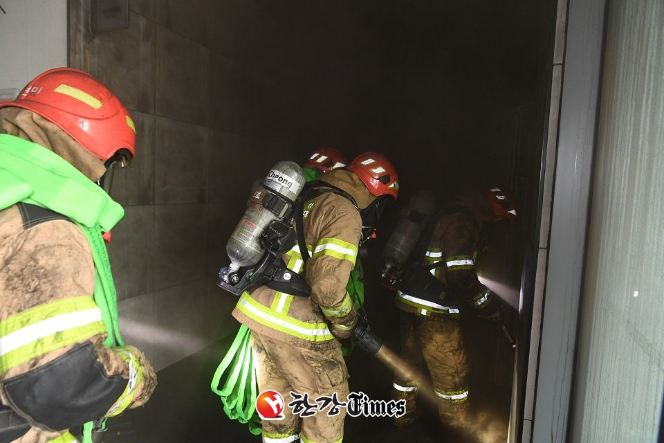 26일 오전 대전 유성구 대전 현대프리미엄아울렛 화재 현장에서 소방대원들이 화재를 진압하고 있다.(사진=소방청 제공)