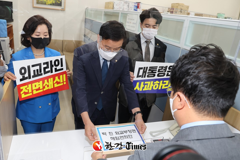 더불어민주당 위성곤 원내정책수석부대표(가운데)와 이수진(왼쪽)·오영환 원내대변인이 27일 국회에서 열린 의원총회를 마친 뒤 박진 외교부 장관 해임안을 의안과에 제출하고 있다. (사진=뉴시스)