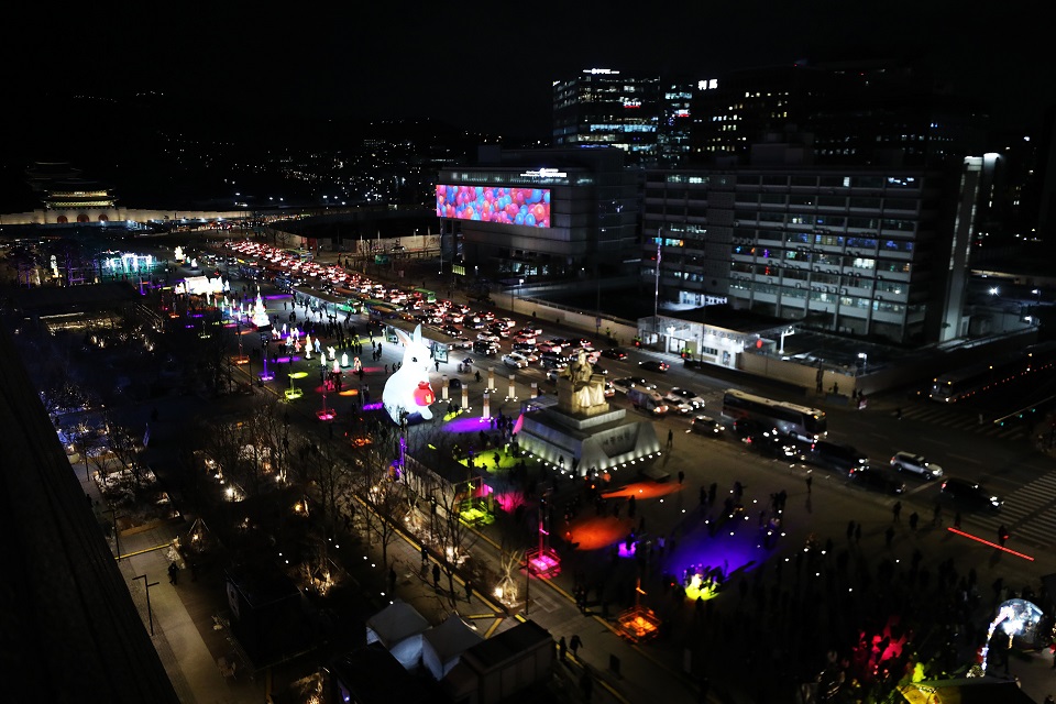 서울 종로구 광화문광장에서 오는 12월31일까지 2022 서울 빛초롱과 서울라이트 광화가 동시에 개최되고 있다.