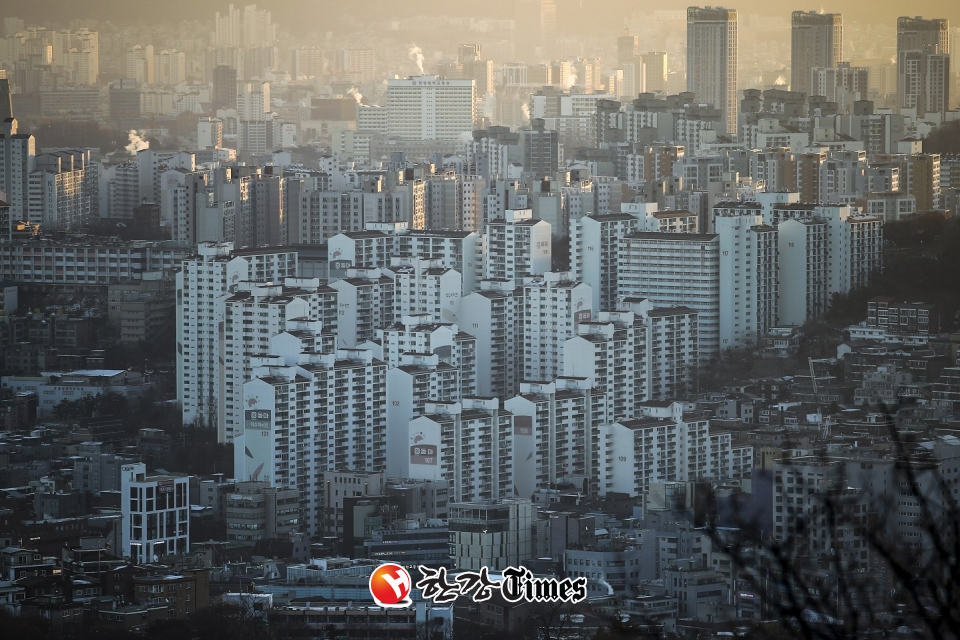 3일 오전 서울 중구 남산에서 서울시내 아파트가 보이고 있다. 정부가 주택 시장 경착륙을 막기 위해 서울 강남 3구와 용산구를 제외하고 모든 지역에 대한 규제지역을 해제하기로 했다. (사진=뉴시스)