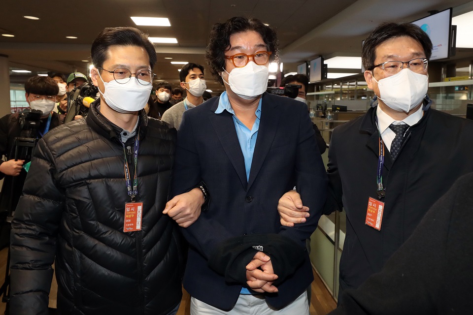 해외 도피 중 태국에서 체포된 김성태 전 쌍방울그룹 회장이 17일 인천국제공항을 통해 귀국했다.(사진=뉴시스)