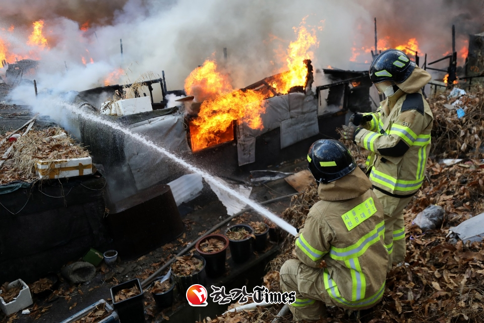 20일 오전 서울 강남구 구룡마을에서 큰 불이 나 소방대원들이 진화 작업을 하고 있다. (사진=뉴시스)