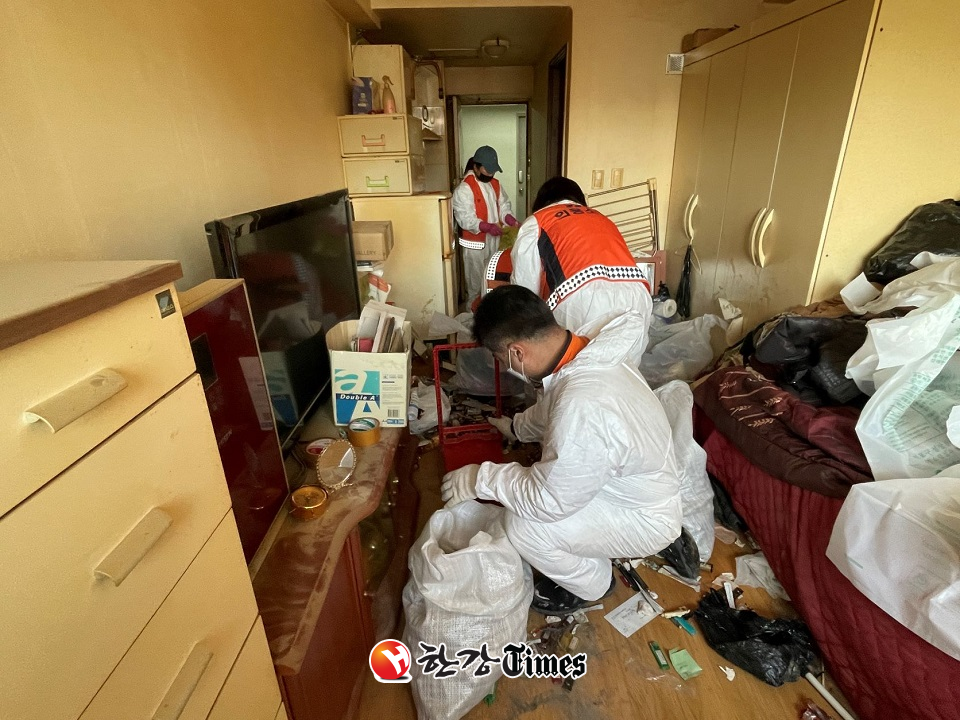 마포구 공덕동 홀몸어르신 댁 청소에 민관이 팔을 걷어붙였다.