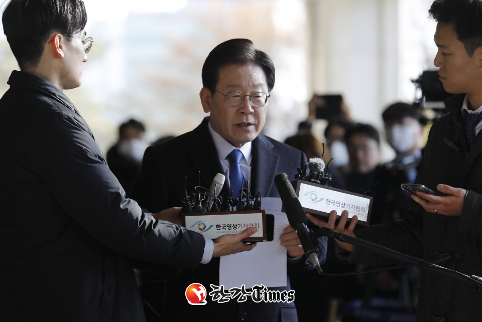 이재명 더불어민주당 대표가 28일 대장동 관련 조사를 받기 위해 서울중앙지방검찰청으로 출석하던 중 입장문을 읽고 있다. (사진=뉴시스)