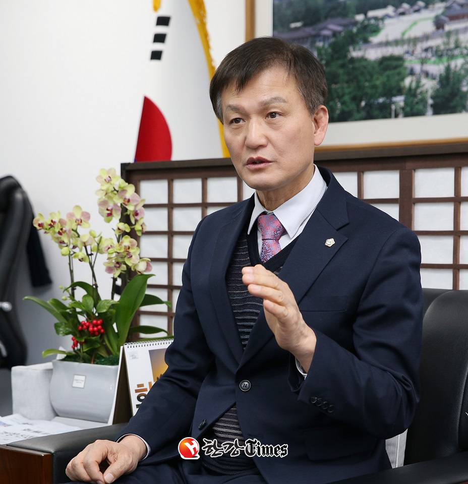 본지와 인터뷰 중인 종로구의회 라도균 의장