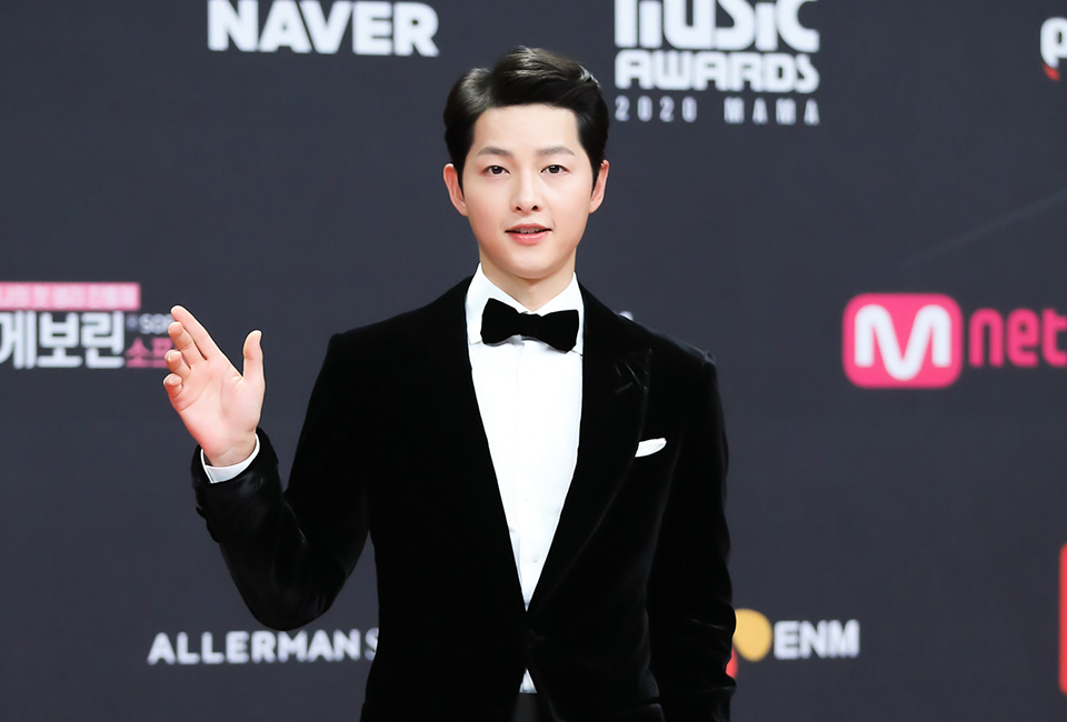 배우 송중기가 6일 오후 열린 2020 MAMA(Mnet ASIAN MUSIC AWARDS, 엠넷 아시안 뮤직 어워드) 포토월 행사에서 포즈를 취하고 있다. (사진=CJ ENM 제공) 2020.12.06.