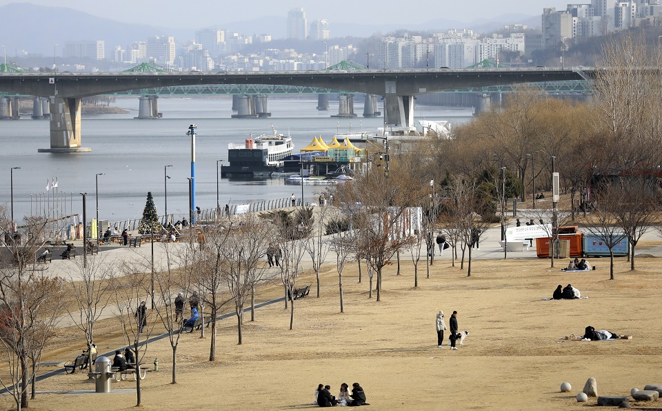 한파가 누그러지면서 시민들이 한강공원을 찾았다.(사진=뉴시스)