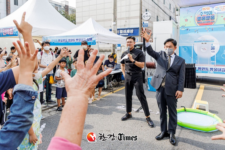 지난해 9월 망원2동 방울내길 축제에 참석해 주민들과 함께 게임을 하고 있는 박강수 마포구청장