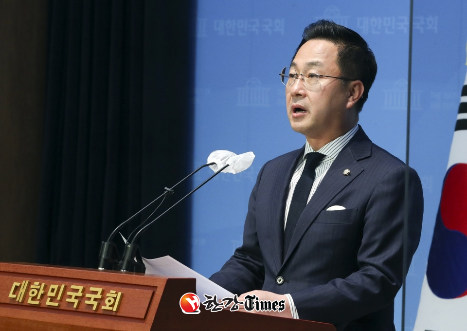 박성준 의원이 여론조사 공표 금지 조항을 폐지하는 등의 내용의 공직선거법 개정안을 발의했다 (사진=뉴시스)