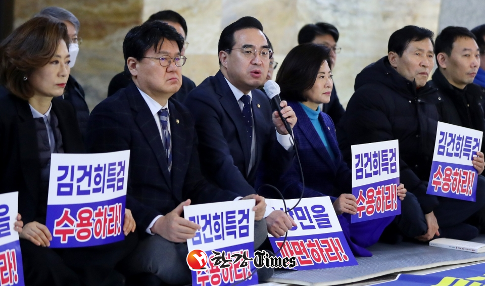 박홍근 더불어민주당 원내대표를 비롯한 의원들이 2일 오전 서울 여의도 국회에서 '김건희 특검 및 10.29 참사 책임자 파면'을 촉구하는 밤샘 농성토론 후 브리핑을 하고 있다 (사진=뉴시스)