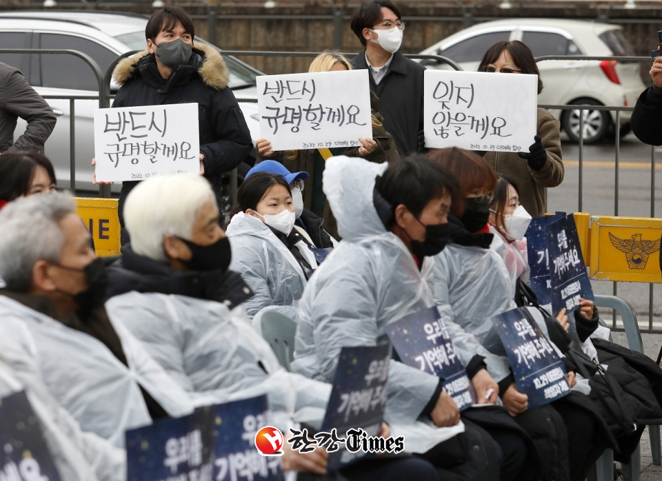 서울 용산구 대통령실 인근에서 열린 10·29 이태원 참사 3차 시민추모제에서 유가족과 참석자들이 피켓을 들고 있다. (사진=뉴시스)