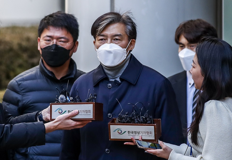 조국 전 법무부 장관이 3일 서울중앙지방법원에서 열린 선고 공판을 마친 뒤 법원을 나서고 있다. 이날 서울중앙지법 형사합의21-1부(부장판사 마성영·김정곤·장용범)는 뇌물수수 등 12개 혐의로 기소된 조 전 장관에게 징역 2년의 실형을 선고했다. 재판부는 조 전 장관에게 600만원의 추징도 명령했다.(사진=뉴시스)