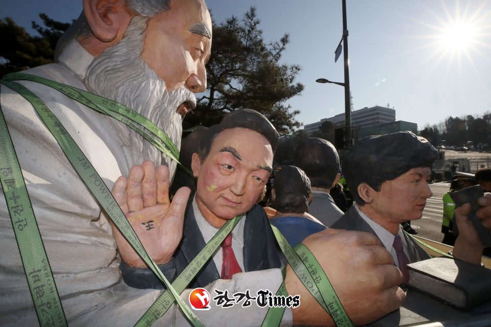 4일 오전 서울 용산구 대통령실 인근에서 촛불승리전환행동(촛불행동) 주최로 열린 '윤석열 퇴진-김건희 특검' 2023 촛불대행진 선포식에 윤석열 대통령, 한동훈 법무부 장관, 무속인 '천공스승'을 형상화한 조형물이 설치돼 있다. 2023.01.04. (사진=뉴시스)