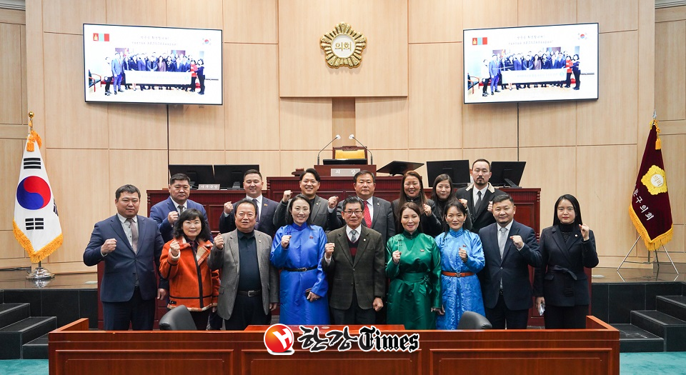 동대문구의회 이태인 의장(앞줄 가운데)을 비롯한 의원들이 13일 몽골 울란바토르 바이양걸구의회 방문단을 접견했다. 양측은 지난해 12월 우호교류 협약을 체결한 바 있다.