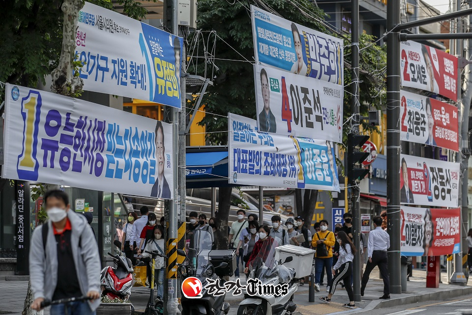 제8회 전국동시지방선거 공식 선거운동이 시작된 19일 오전 서울 관악구 신림역 인근에 후보들의 현수막이 설치되어 있다. (사진=뉴시스)