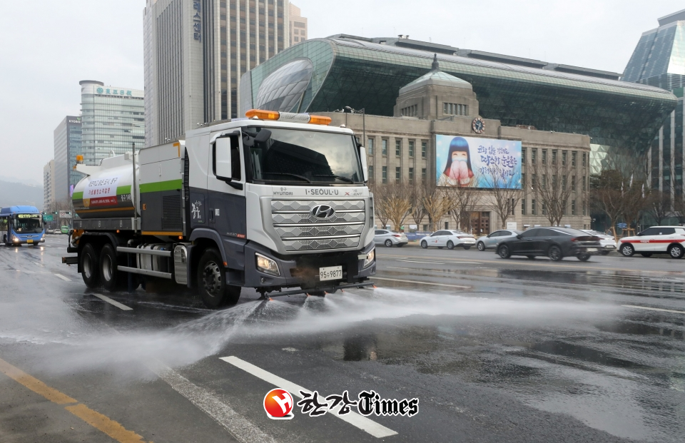 지난해 서울시 미세먼지 비상저감조치가 시행돼 서울 중구 세종대로에서 도로청소차량이 도로분진 청소를 하고 있다. (사진=뉴시스)