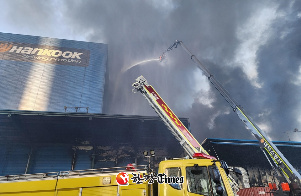 3일 오전 대전시 대덕구 한국타이어 공장에서 불이 나 소방대원들이 화재진압을 하고 있다. (사진=소방청 제공)