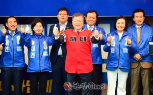 [한강T-포토]문재인 '해태' 유니폼 입고 광주 민심 호소...해태 왕조 김응룡.김성환 선물!!