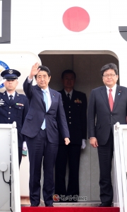 日 아베 총리 내각 지지율 30~40% 대로 급락···내리막길 시작?