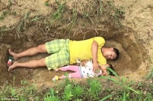 중국, 아픈 딸의 무덤 만든 가난한 아빠의 사연에 뭉클