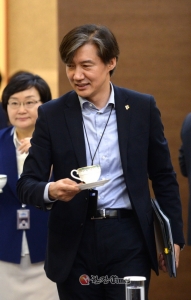 '사정라인' 조국-박상기-문무일 전반적 긍정평가..."수사권 경찰로 넘겨야" 53%