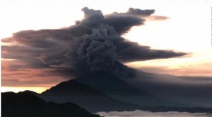 ‘발리 화산 위험 경보’ 인도네시아, 국제공항 폐쇄 및 주민 대피 명령