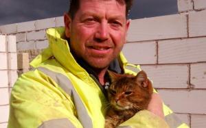 콘크리트 바닥에 갇힌 고양이 구조한 영국 건설현장 인부