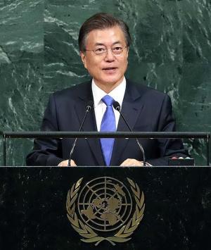 문재인 대통령 국정 지지 72%.. 김정은 방남 찬성 87%