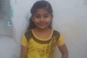 “화장실 설치 약속 어겼다” 인도서 아빠 사기죄로 고발한 7세 소녀 화제