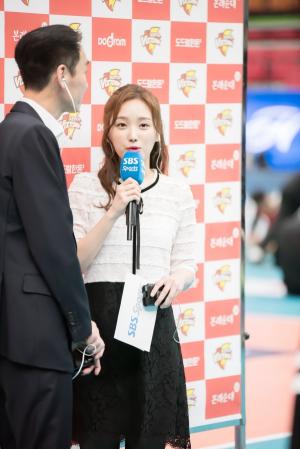 [한강-T포토] 경기 승장 한국전력 김철수 감독을 인터뷰하는 김세연 아나운서