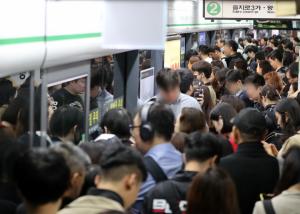 서울 지하철 1~8호선 노사 극적 타결.. 출근길 지옥철 없었다 시민들 “평소와 비슷해”