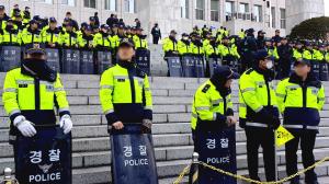 [한강T-포토] 한겨울 국회를 지키기 위해 경기도에서도 경찰 동원돼