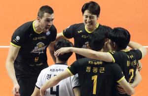 [프로배구] ‘꼴찌의 반란’ KB손해보험, 선두 대한항공 제압