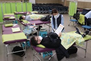 ‘코로나19’로 혈액수급 위기... 관악구, 직원 90여명 헌혈 동참