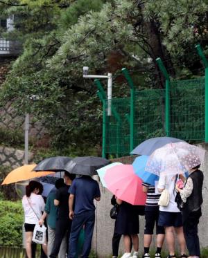 중국, 한국인 입국 제한 완화 '핵산 검사서 제출해야'