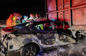 영동고속도로서 승용차가 25t 트럭 추돌…'1명 사망'