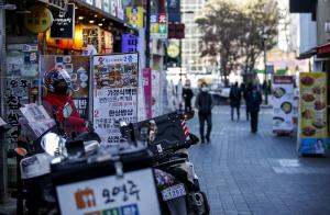 거리두기 내달 6일까지 연장... 모임만 ‘6인’까지 조정