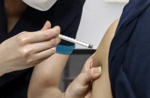 CDC "임신 중 코로나 백신 접종, 미접종에 비해 위험도 낮아"