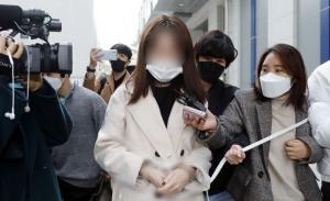 '경찰 빽' 지하철 휴대폰 폭행 20대女 구속 기소