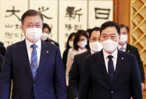 문 대통령 "김오수 검찰총장 사의 수용...檢간부 사의는 반려"