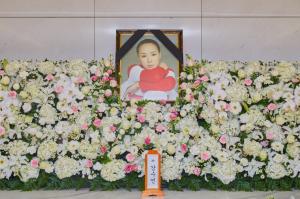 故 강수연 빈소 조문 행렬..11일 영결식 온라인 생중계